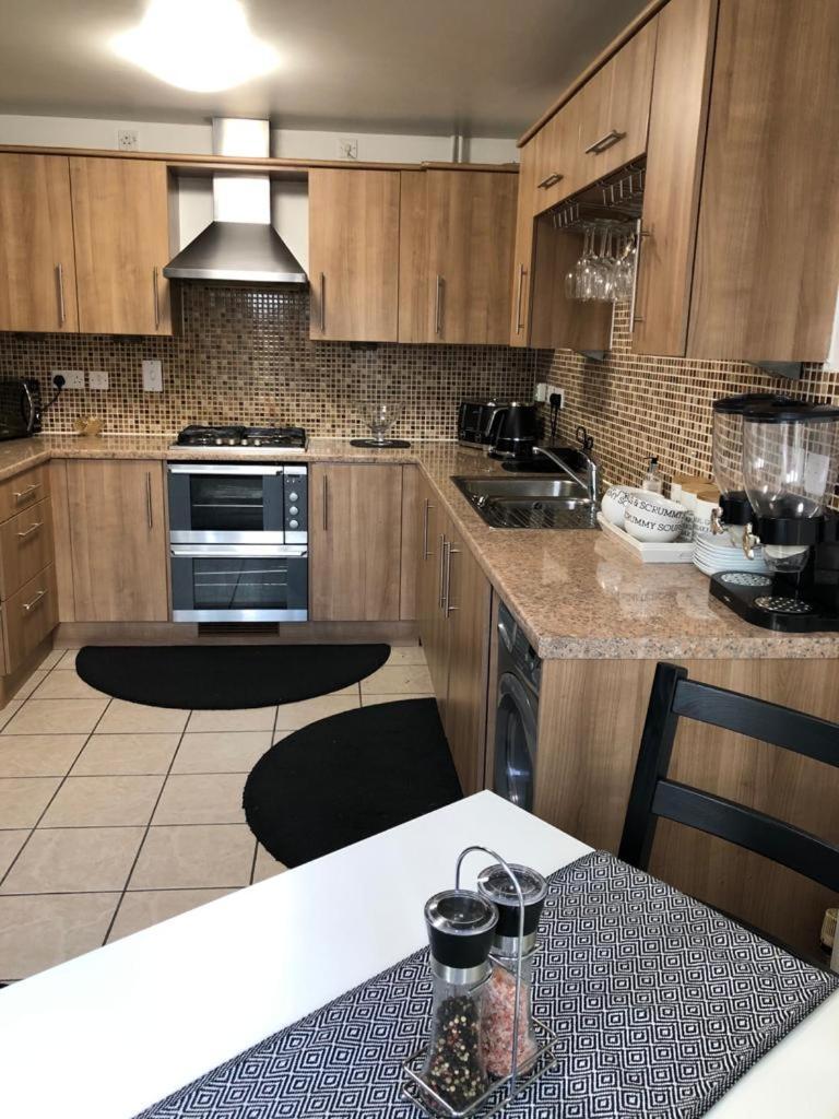 Home Away From Home Milton Keynes Exterior photo